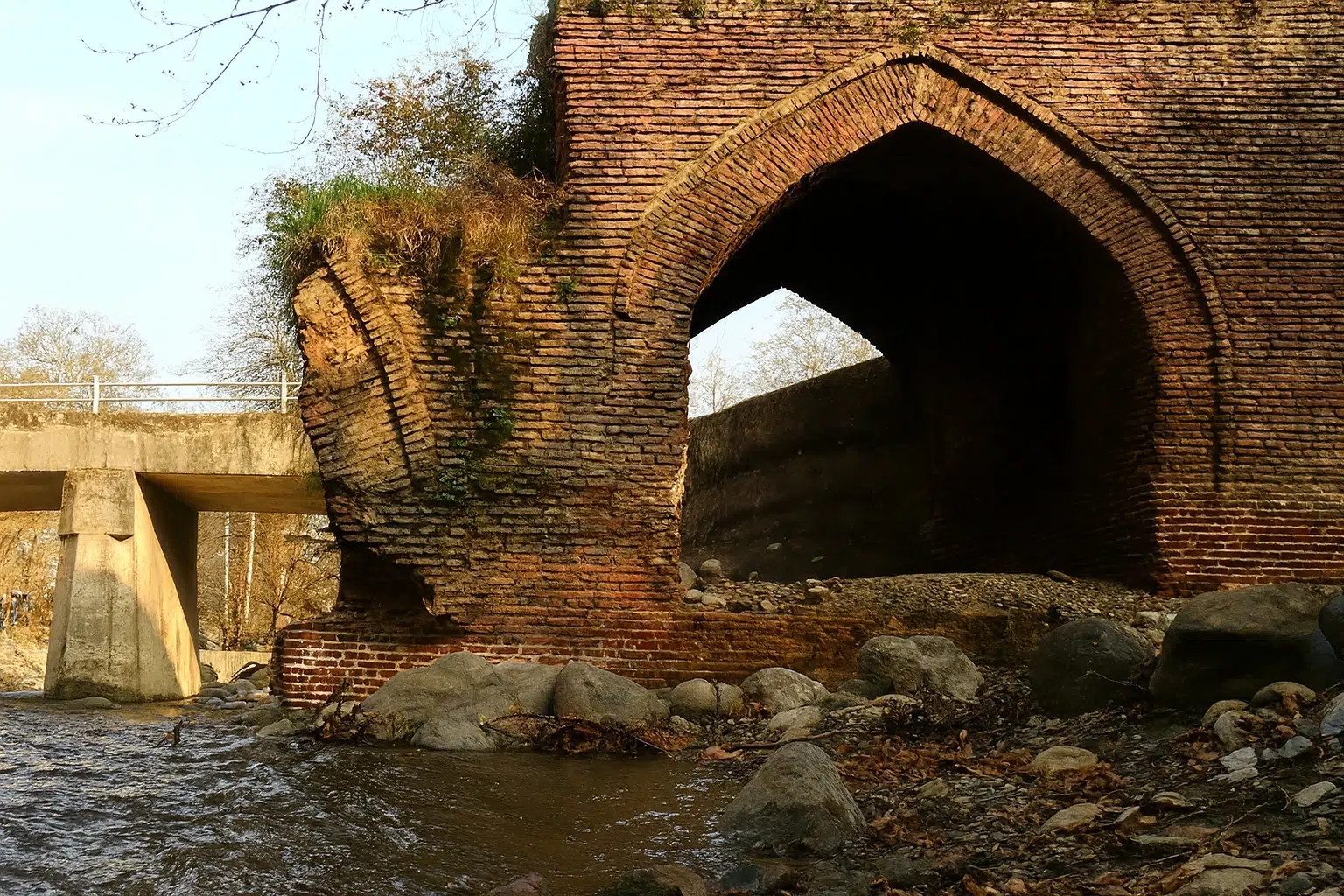 نمایی از رودخانه و پل تاریخی بلوردکان با معماری آجری