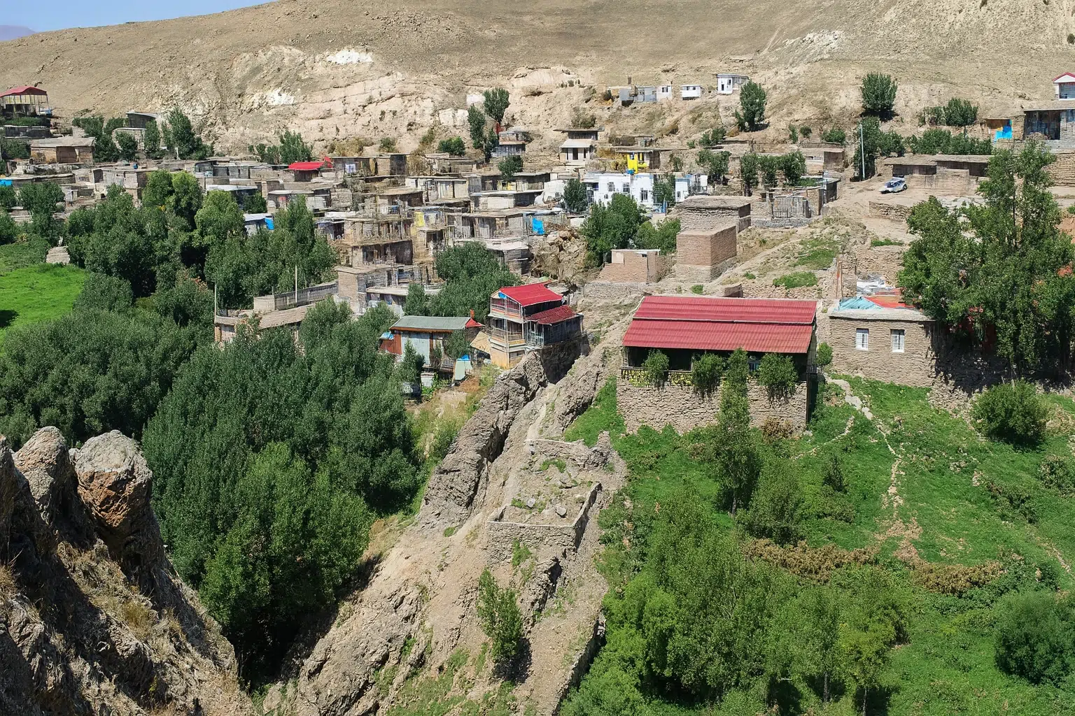 نمایی از روستای ویلادره بیله‌درق با خانه‌های سنتی و طبیعت سرسبز