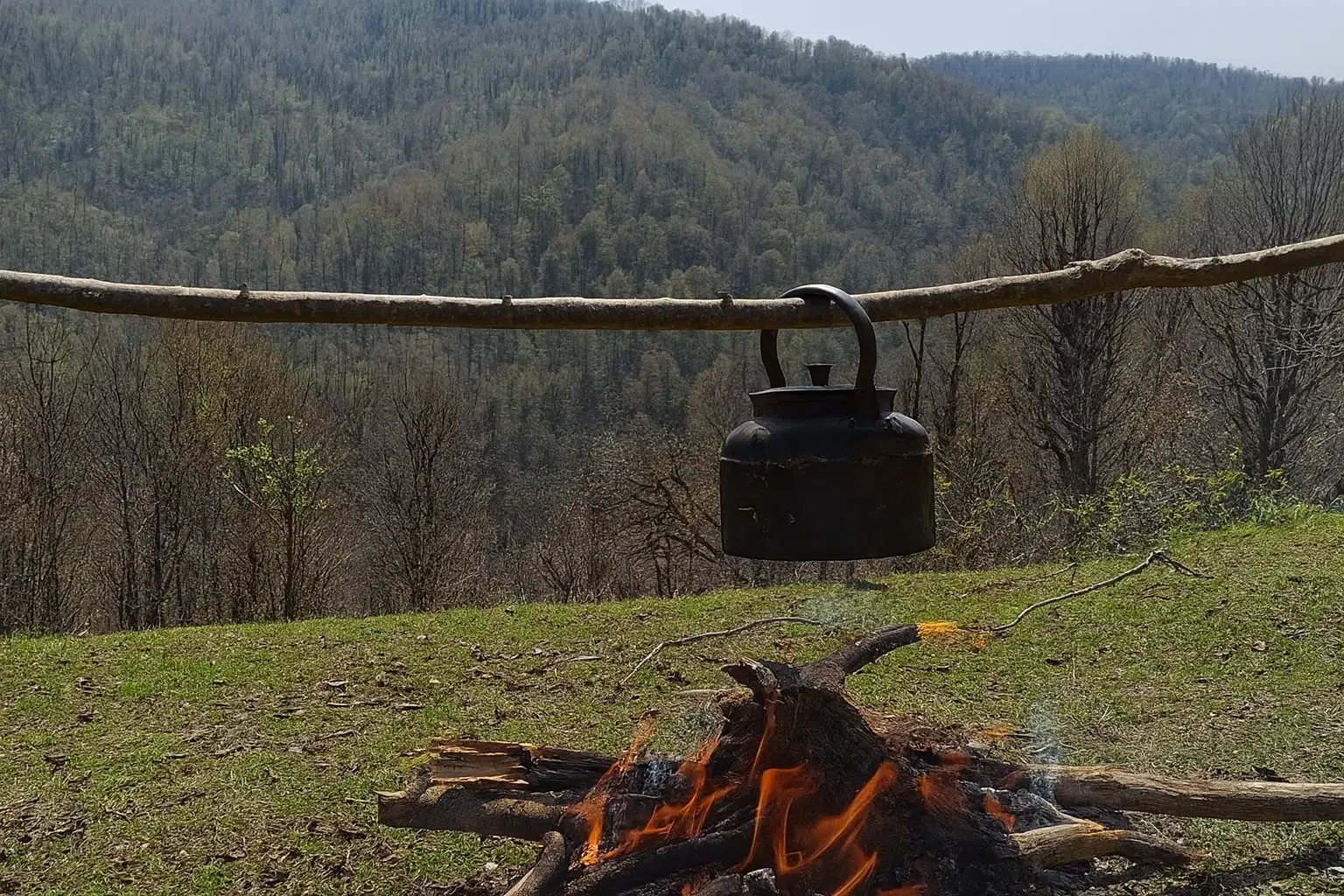 تجربه کمپینگ در دل طبیعت با چشم‌انداز کوهستانی.