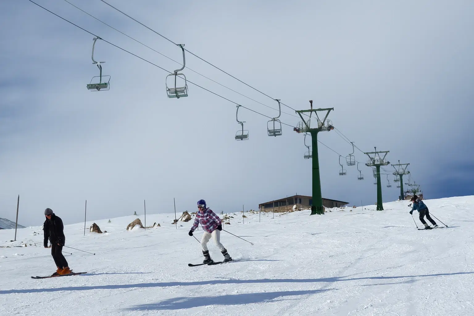 تصویر پیست اسکی آلوارس سرعین با چشم‌انداز کوهستان برفی