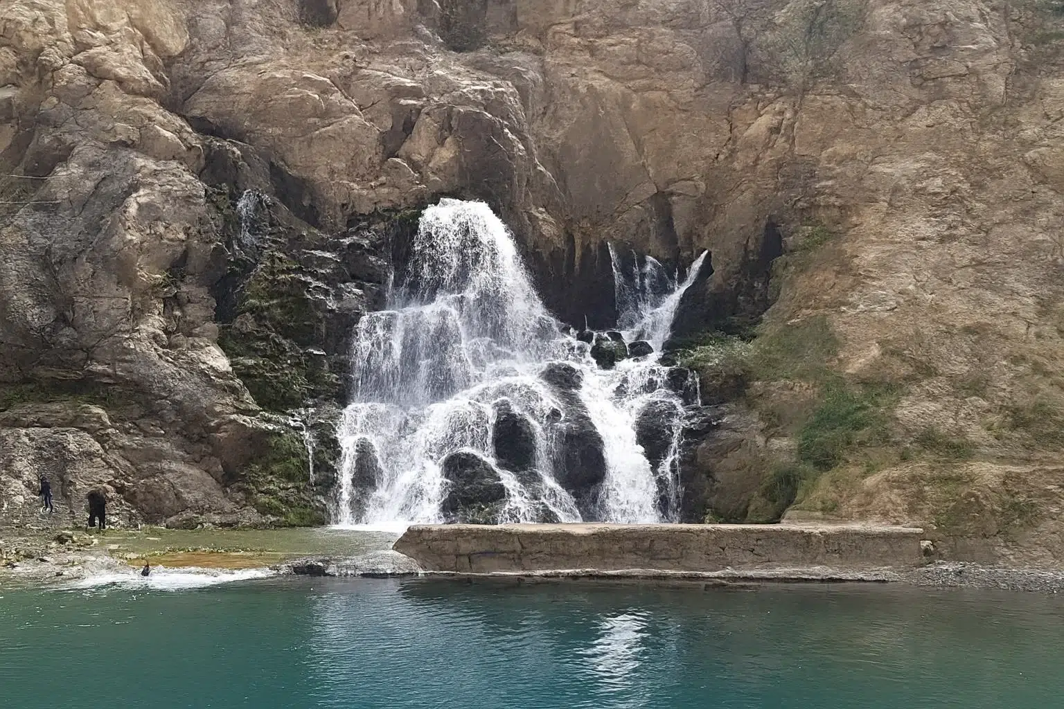 چشم‌انداز زیبا از آبشارهای اطراف بلور دکان در دل کوهستان.