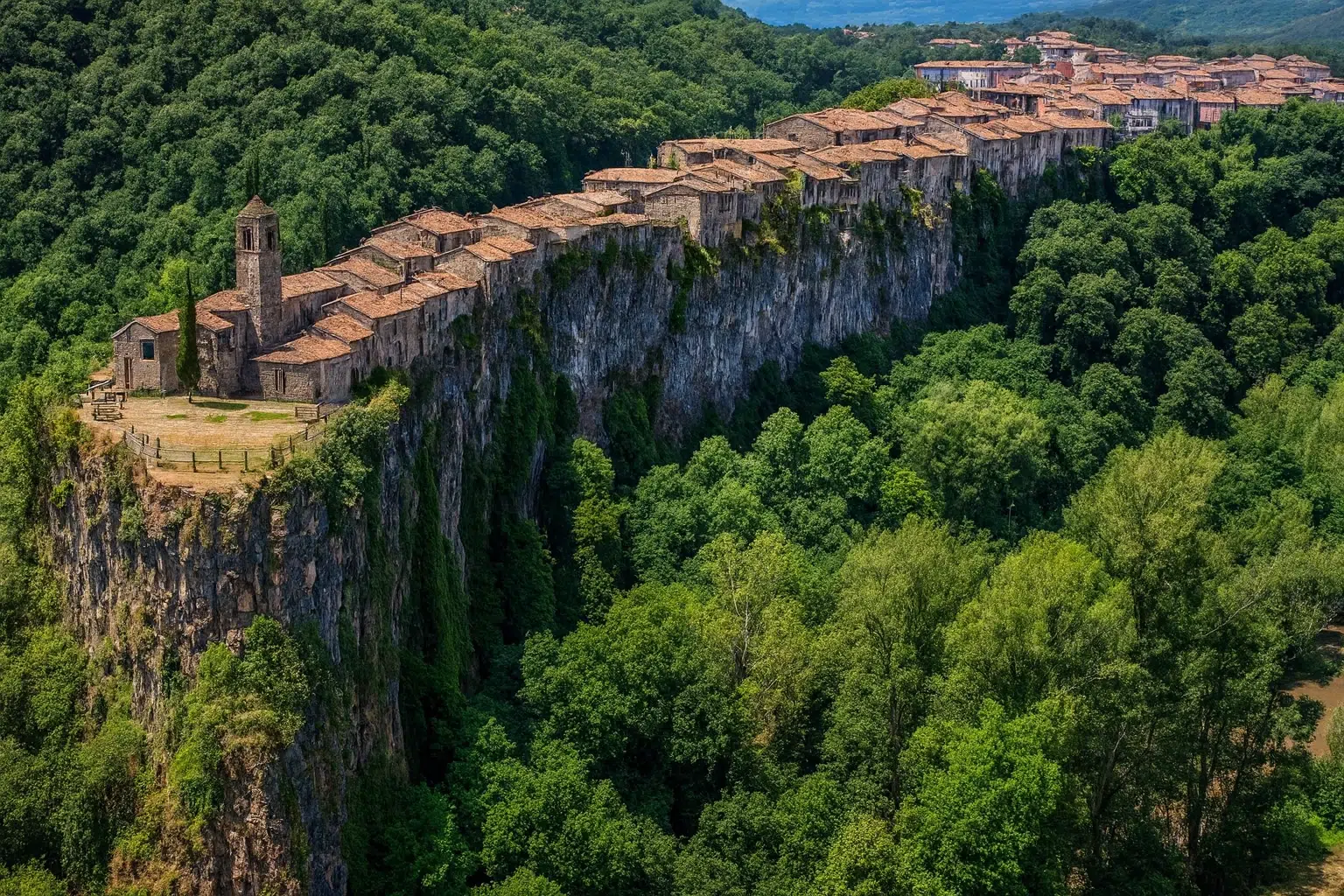 تصویر دره جنگلی ایردموسی با پوشش انبوه درختان و طبیعت بکر اردبیل