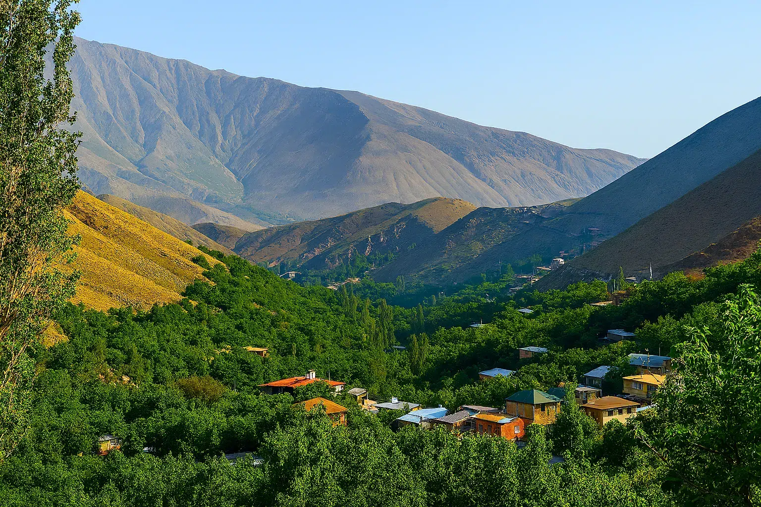 چشم‌انداز سرسبز و کوهستانی روستای افجه از روستاهای اطراف تهران