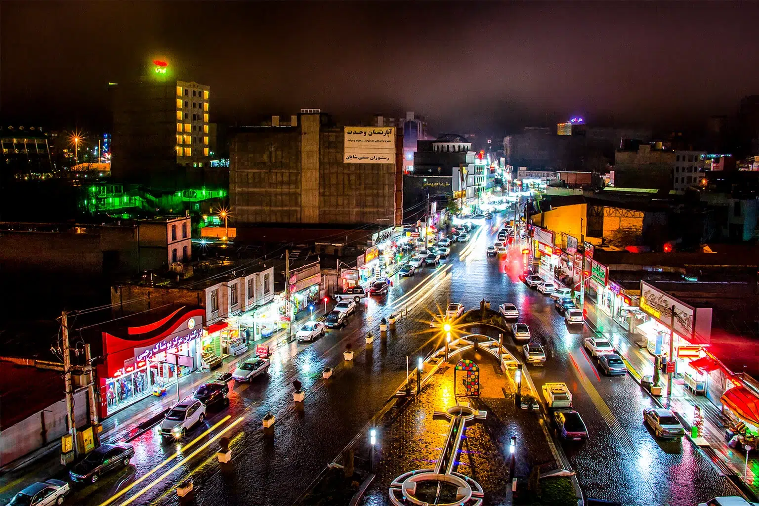 خیابان‌های شلوغ و پرنور سرعین در شب با نمایی از ساختمان‌ها – جاذبه‌های گردشگری سرعین