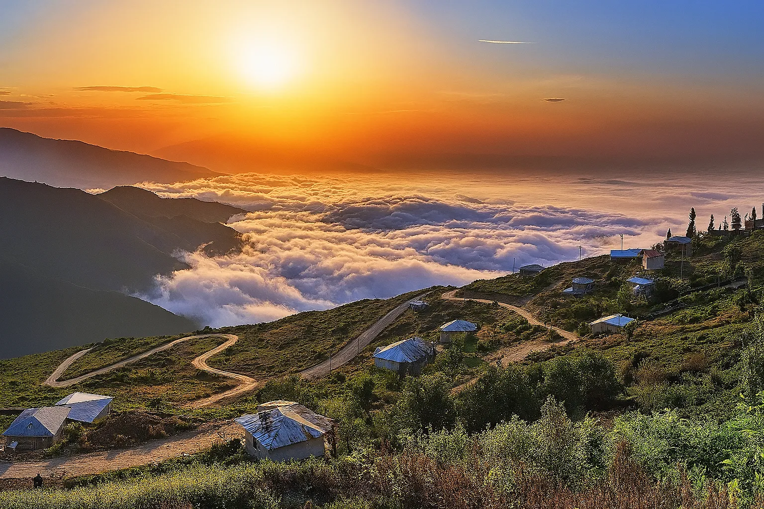 چشم‌انداز اقیانوس ابر در روستای فیلبند،