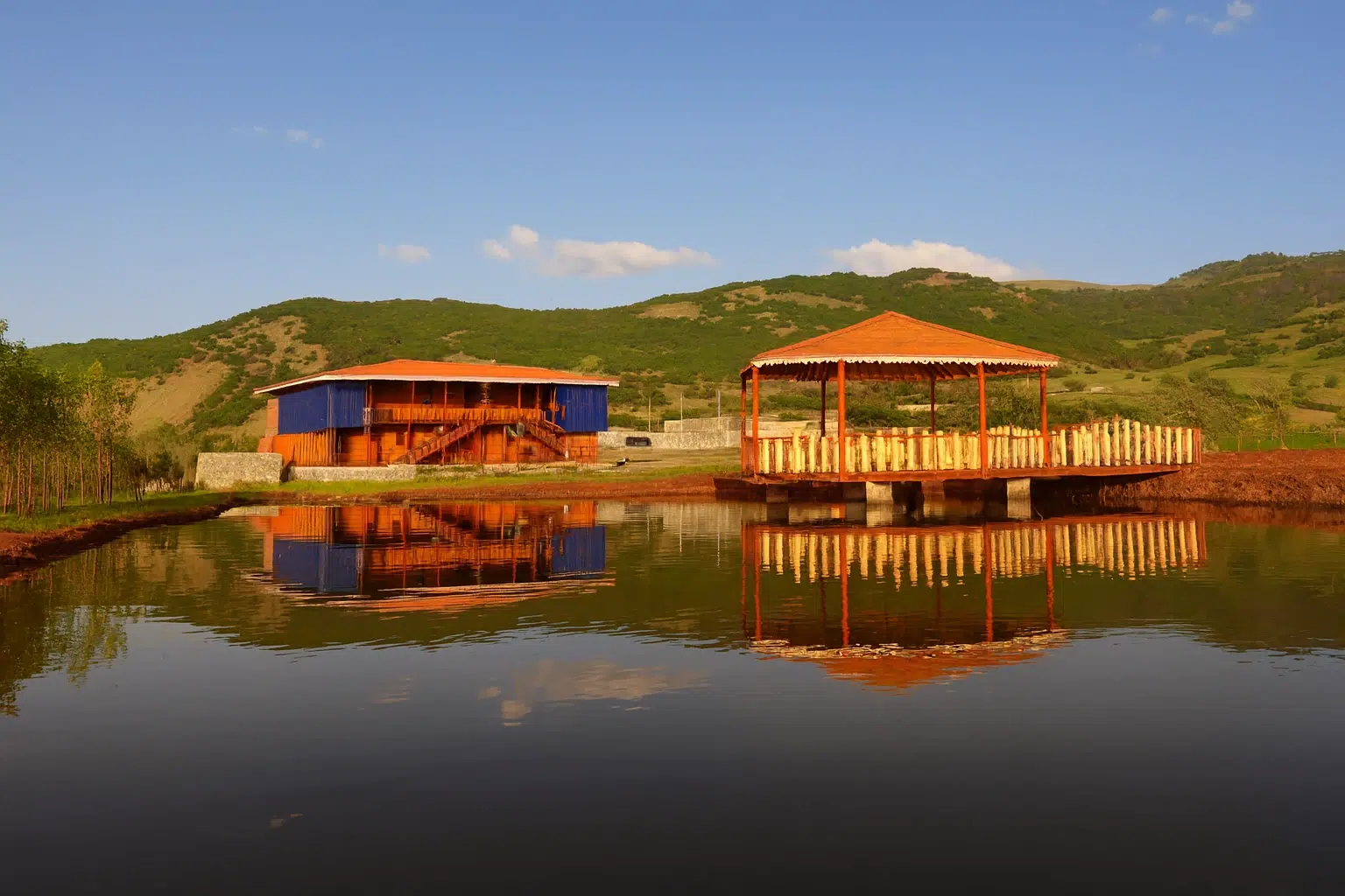 خانه‌های روستایی با سقف‌های رنگی برای تجربه اقامت در داماش.