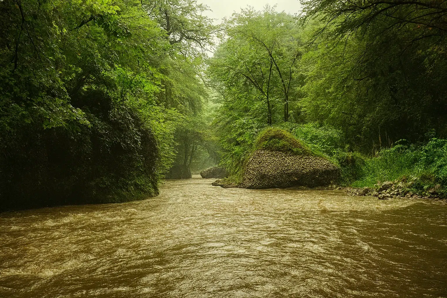 نمای رودخانه در تنگه پلنگ‌دره مازندران