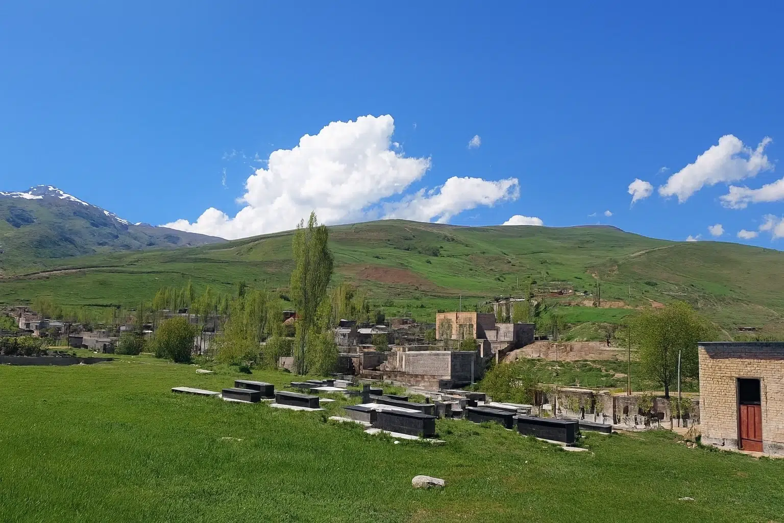 نمایی از روستای آتشگاه در اطراف سرعین اردبیل با طبیعت سرسبز