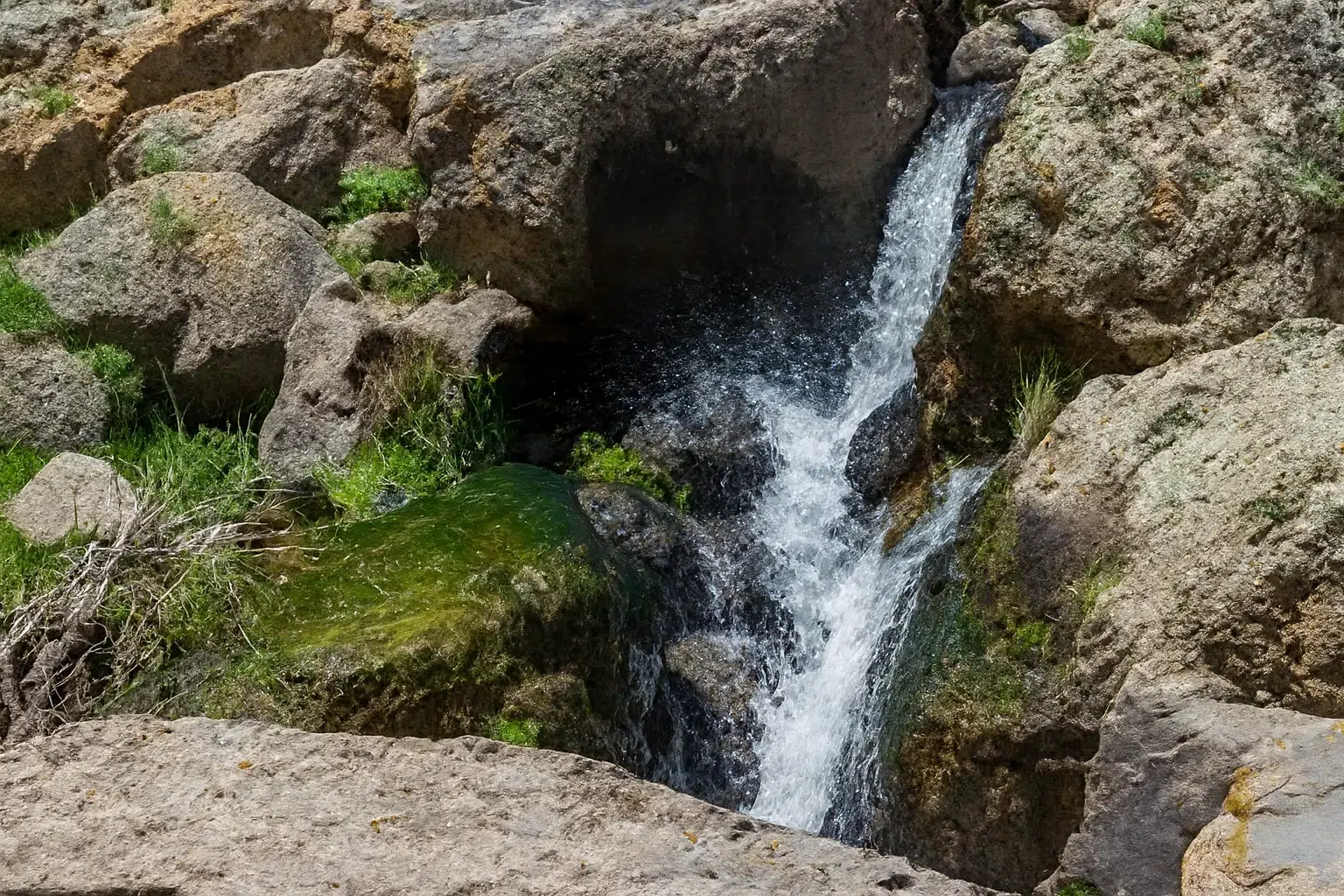 تصویر آبشار ورگه‌سران در دل طبیعت سرسبز اردبیل