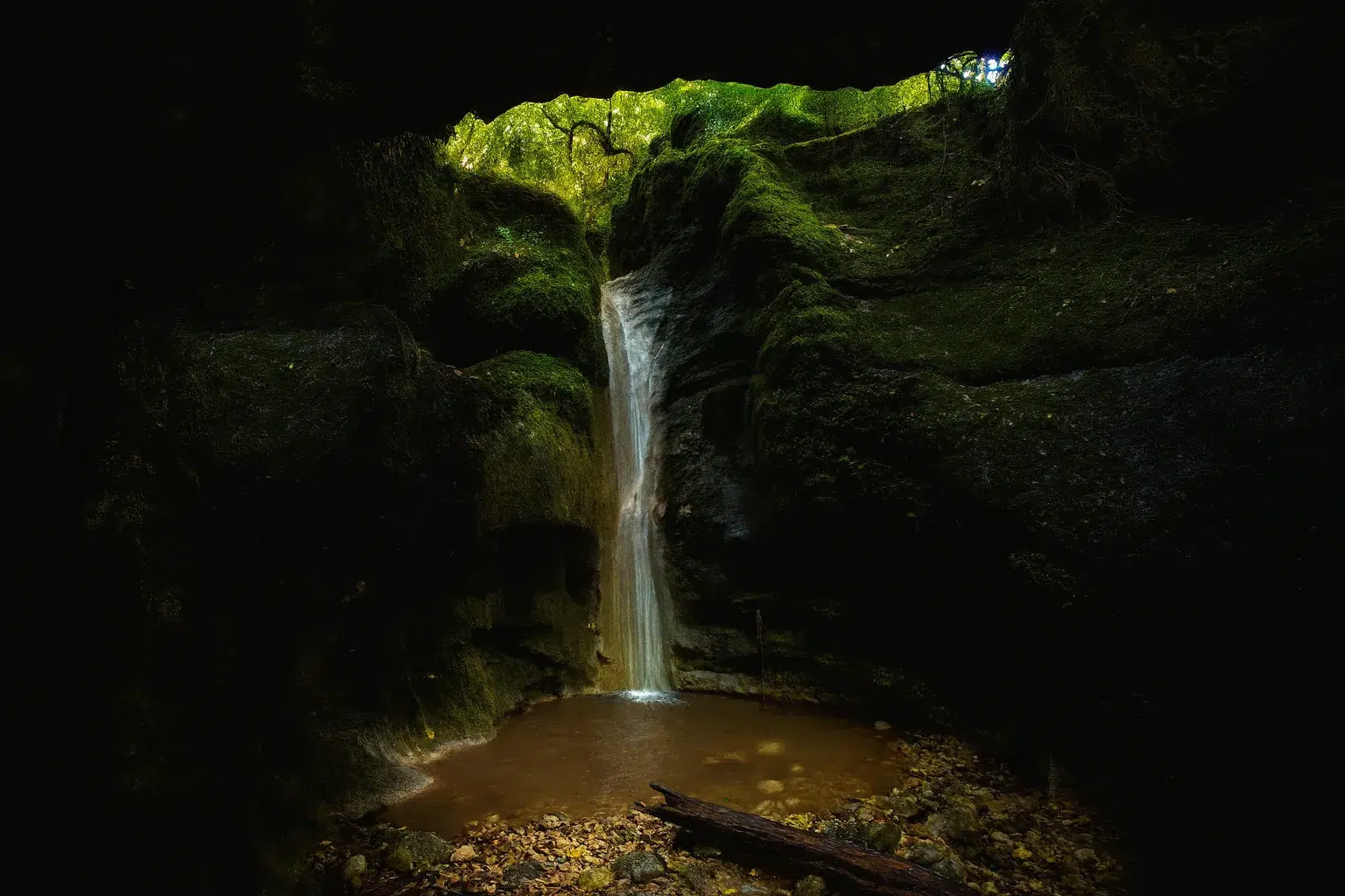 آبشار پلنگ‌دره و حوضچه طبیعی در جنگل