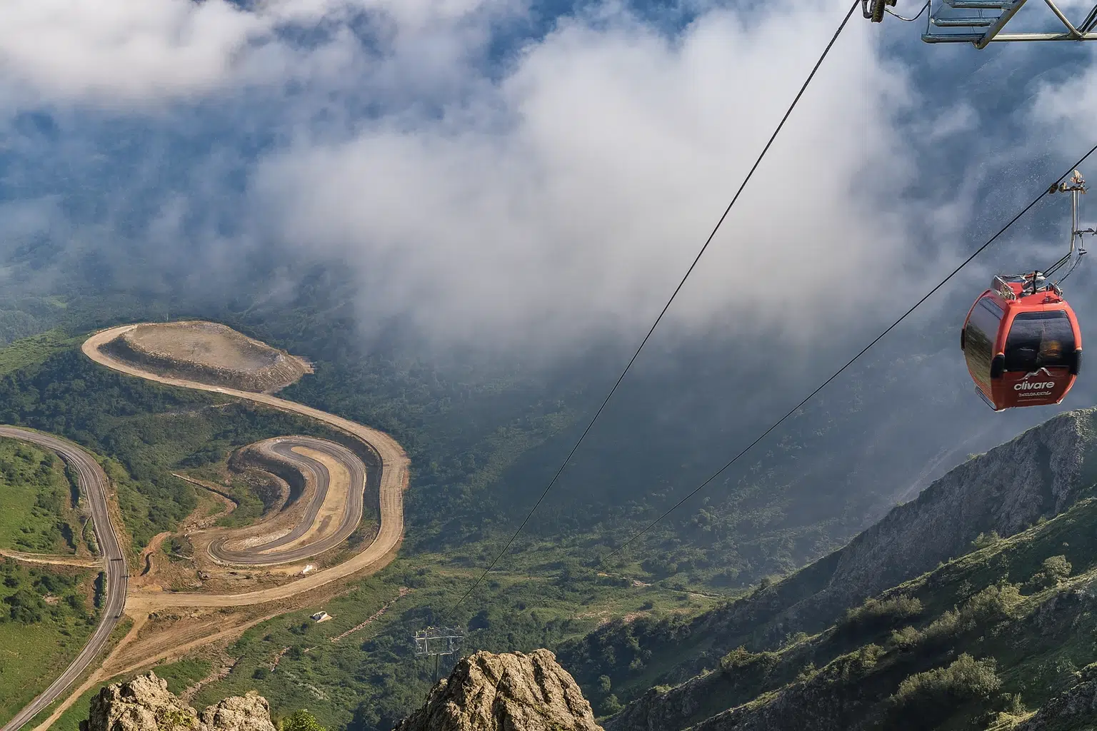 تصویر تله‌کابین سرعین با نمایی از کوه‌های سبلان و طبیعت اطراف