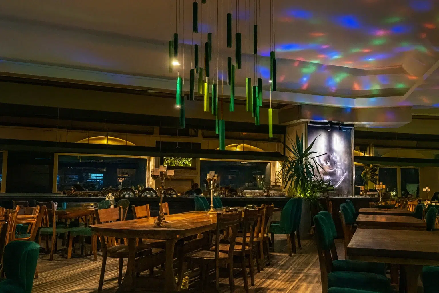 فضای هنری کافه آرتیست رشت با تابلوهای نقاشی و طراحی خلاقانه دیوارها