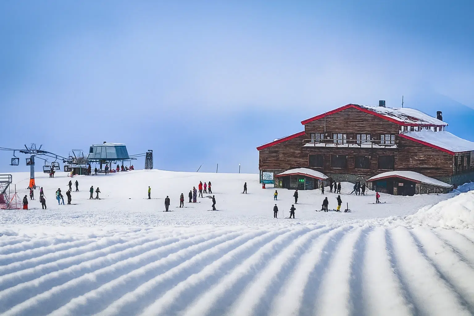 نمای شاخص پیست اسکی توچال با ساختمان اصلی