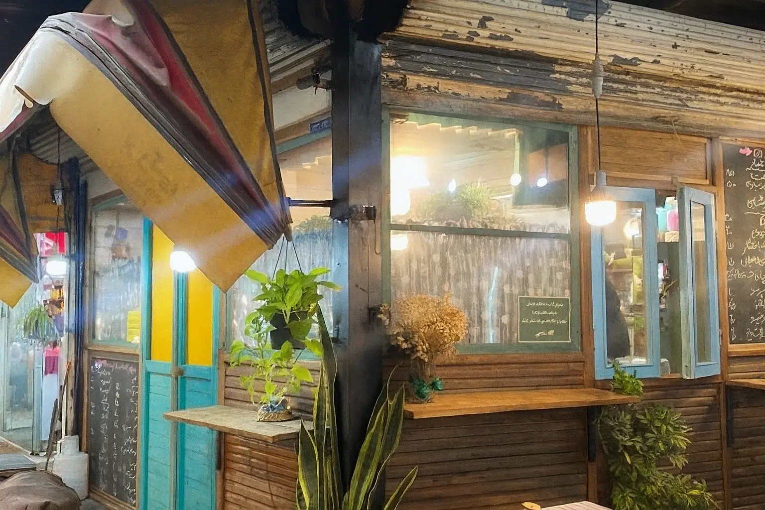 فضای سنتی و اصیل قهوه‌خانه شاباجی رشت با دکور بومی