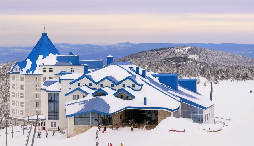 نمای هتل برفی با سقف آبی در دل کوه‌های پوشیده از برف در پیست اسکی اولوداغ