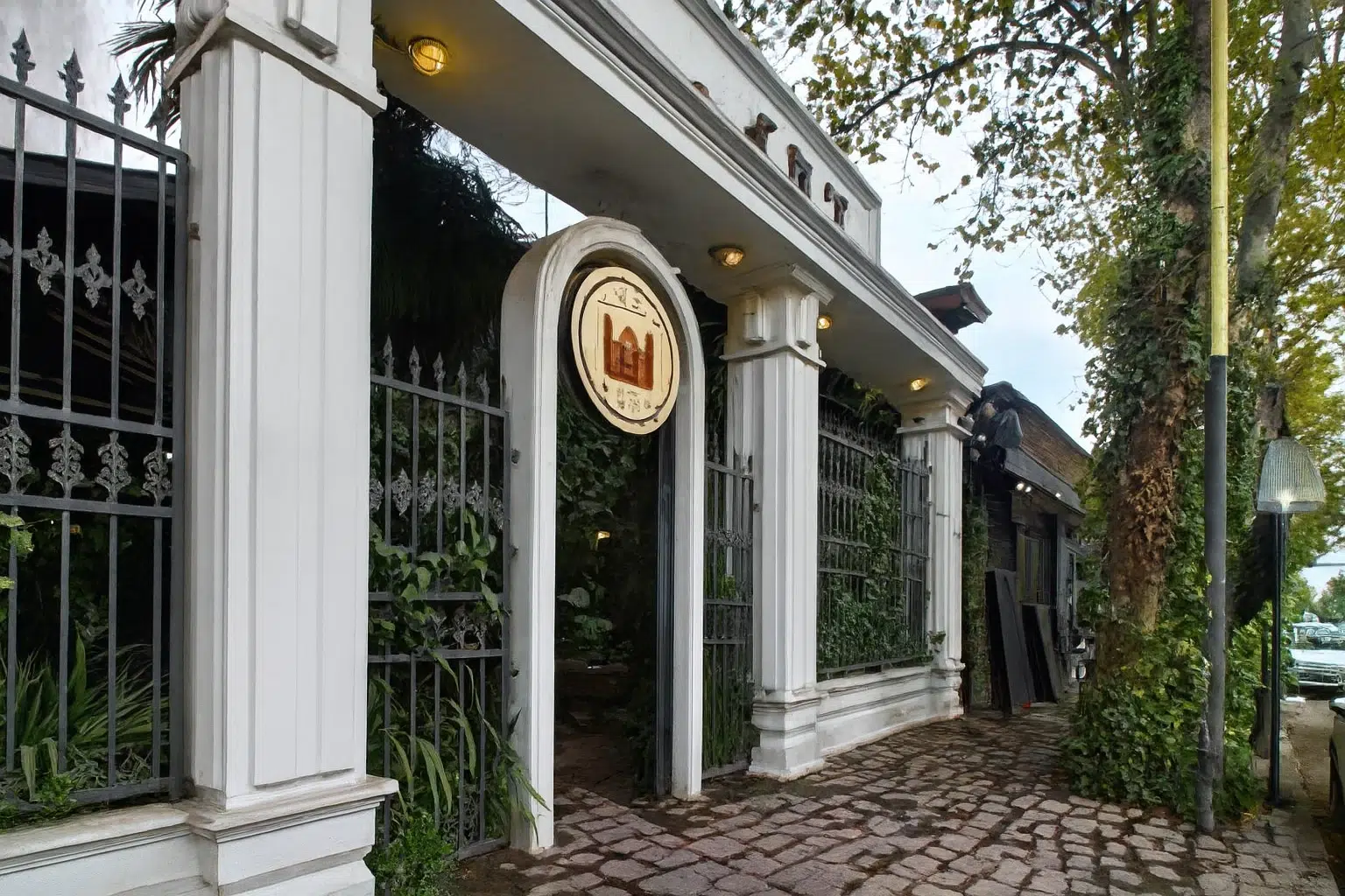 فضای مدرن و شیک کافه دوک رشت با طراحی مینیمال