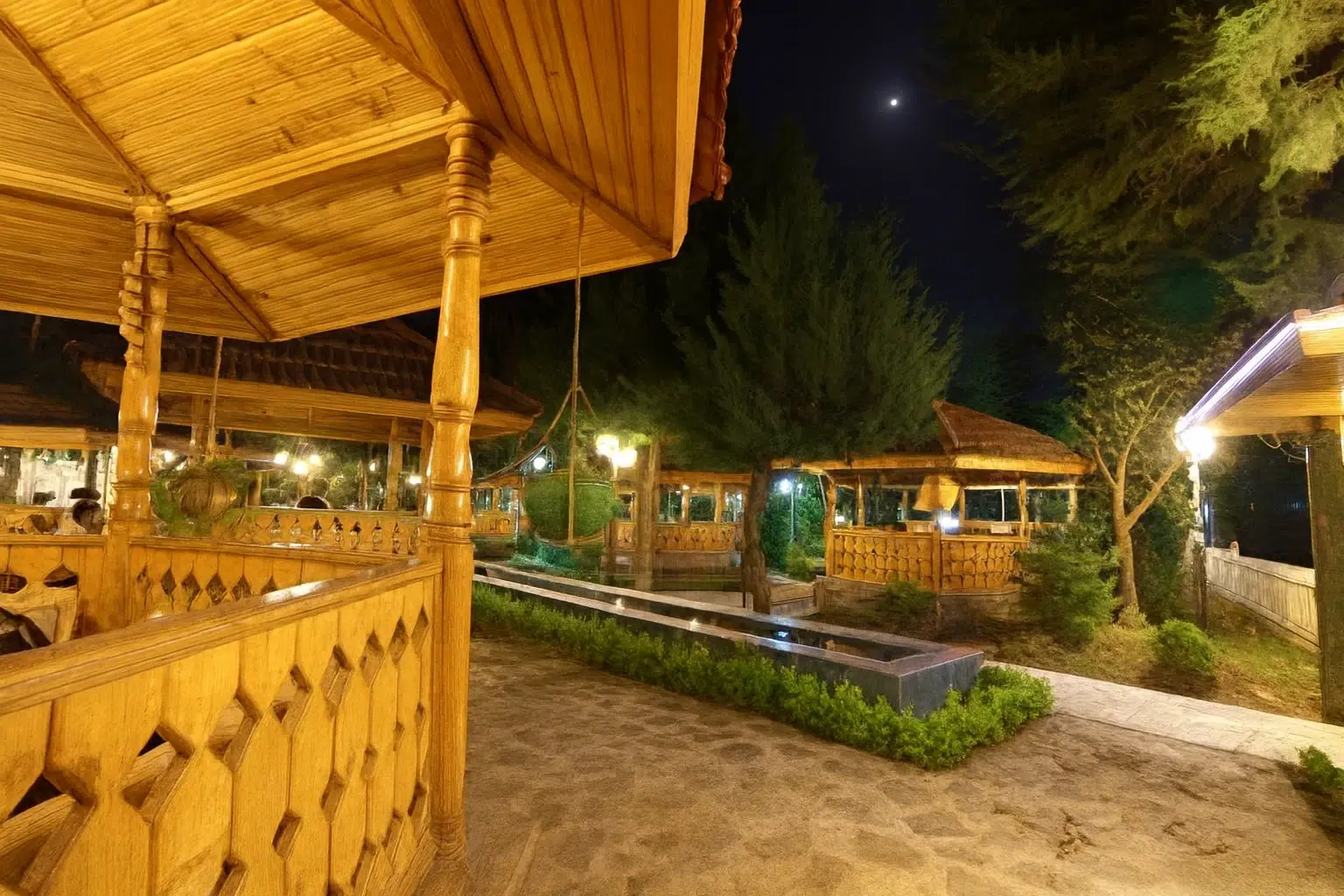 فضای اصیل کافه سنتی کادوس رشت با دکوراسیون سنتی و فرش‌های ایرانی