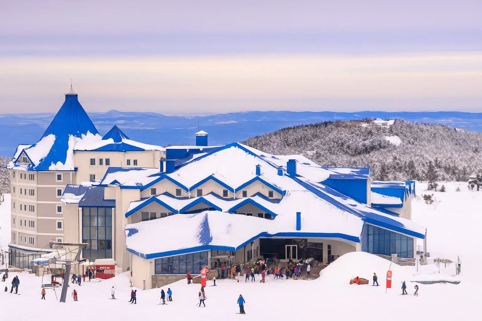 نمایی زیبا از پیست‌های اسکی ترکیه در اولوداغ با هتل‌های کوهستانی