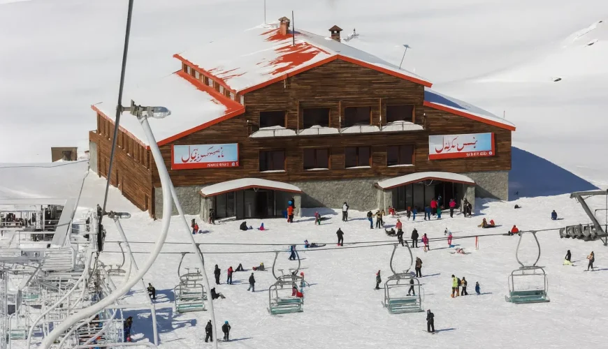 نمای واقع‌گرایانه از پیست اسکی توچال با اسکی‌بازان در حال ورزش