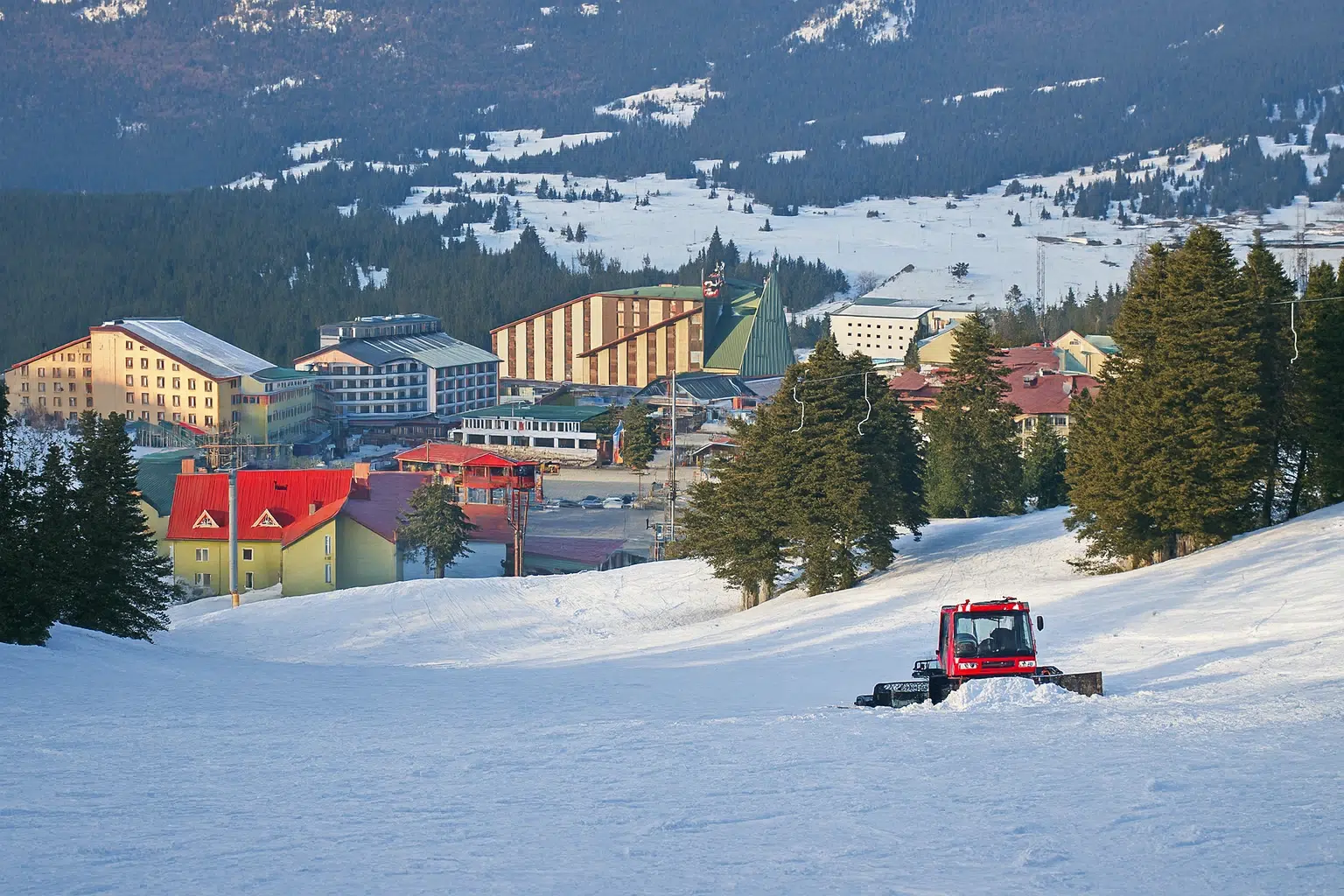 نمای رنگارنگ هتل‌ها و ساختمان‌های زمستانی در پیست اسکی اولوداغ
