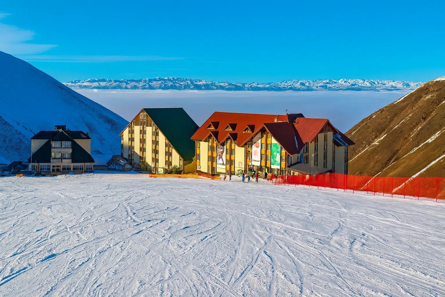 چشم‌انداز برفی و هتل لوکس در پیست‌های اسکی ترکیه پالاندوکن