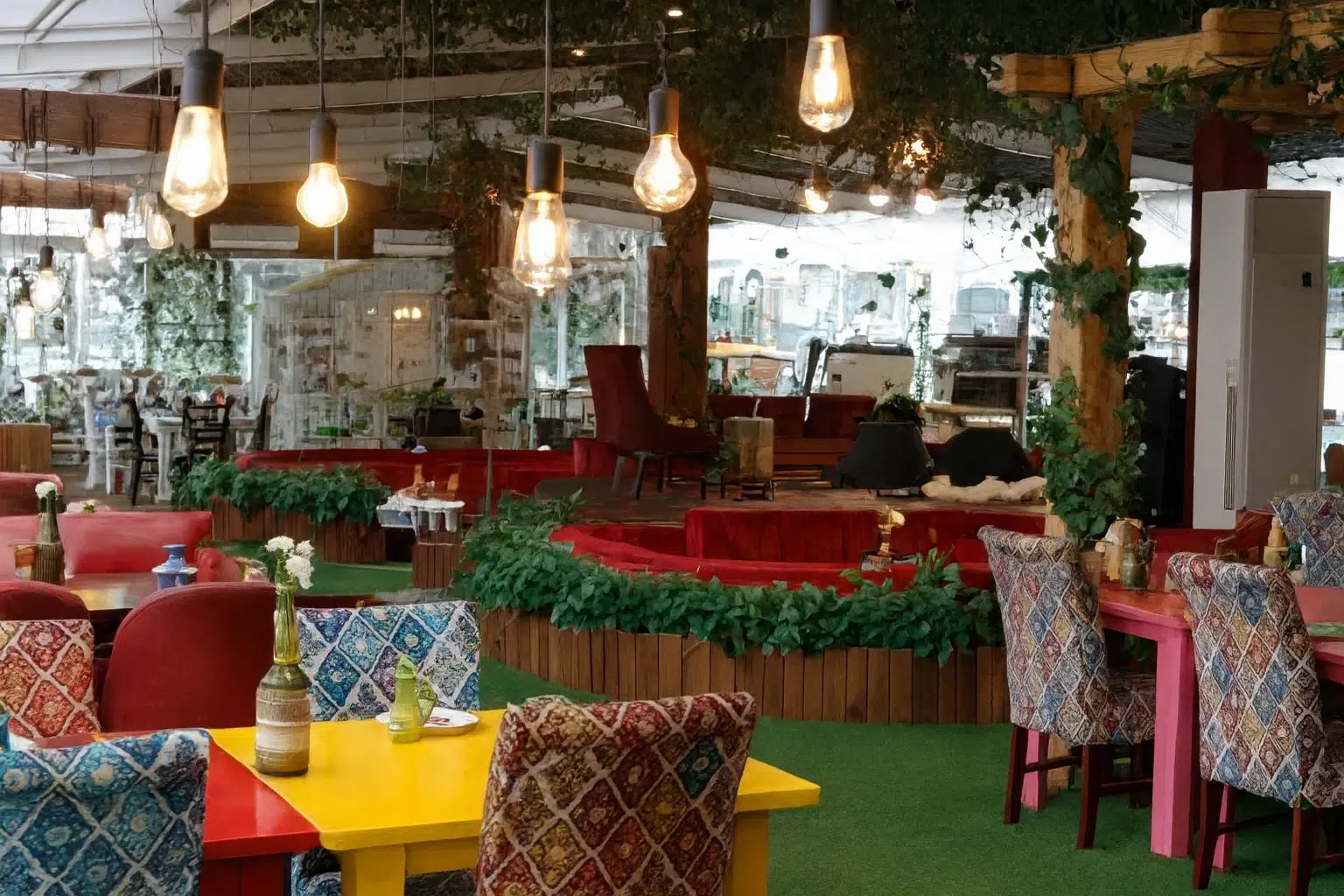 فضای سنتی و آرامش‌بخش کافه ترنج رشت با طراحی الهام‌گرفته از معماری ایران