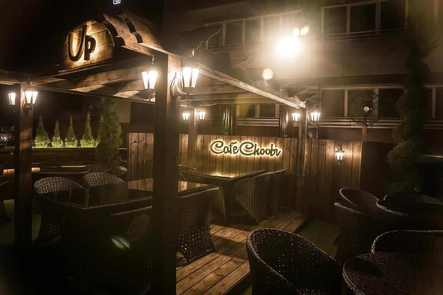 فضای گرم و صمیمی کافه چوبی پلاس رشت با طراحی تمام‌چوب