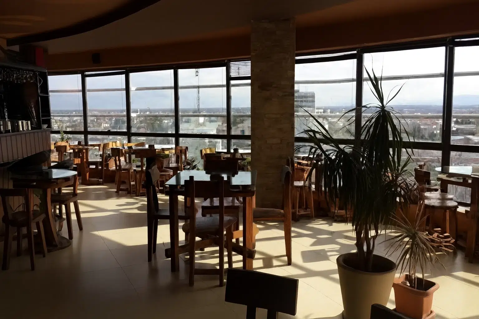 نمای داخلی یک کافه پاییزی با نور گرم و دکور چوبی، مناسب برای معرفی بهترین کافه های رشت.