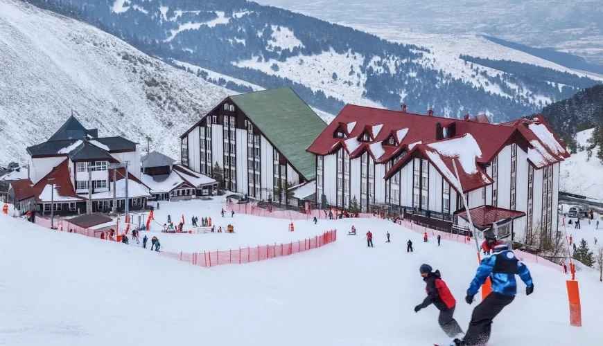 نمای کلی از پیست‌های اسکی ترکیه با مناظر برفی و کوهستانی