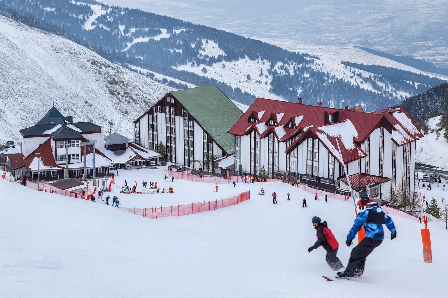 نمای کلی از پیست‌های اسکی ترکیه با مناظر برفی و کوهستانی