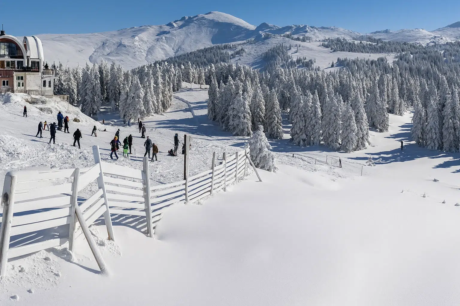 چشم‌انداز وسیع پیست اسکی اولوداغ با اسکی‌بازان در حال فعالیت