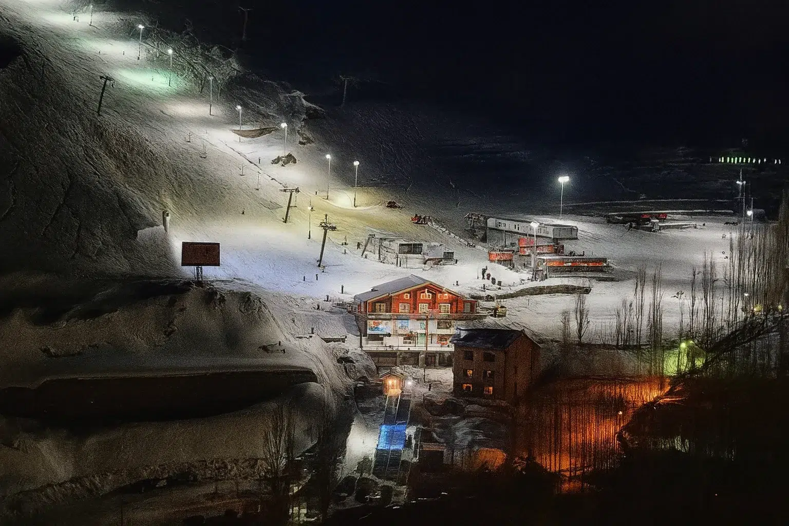 منظره زمستانی از پیست دربندسر با تله‌کابین و اسکی‌بازان – پیست اسکی ایران