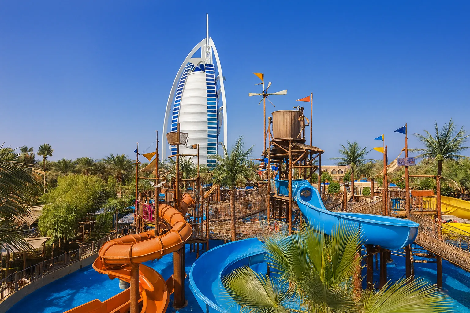 پارک آبی وایلد وادی با پس‌زمینه برج العرب در شهربازی‌های دبی