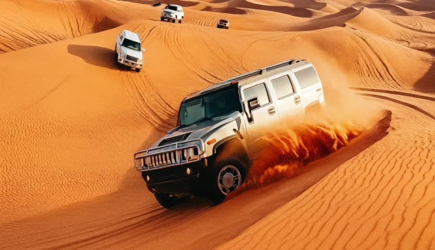 خودرو آفرود در حال حرکت روی شن‌های طلایی کویر در تور سافاری دبی