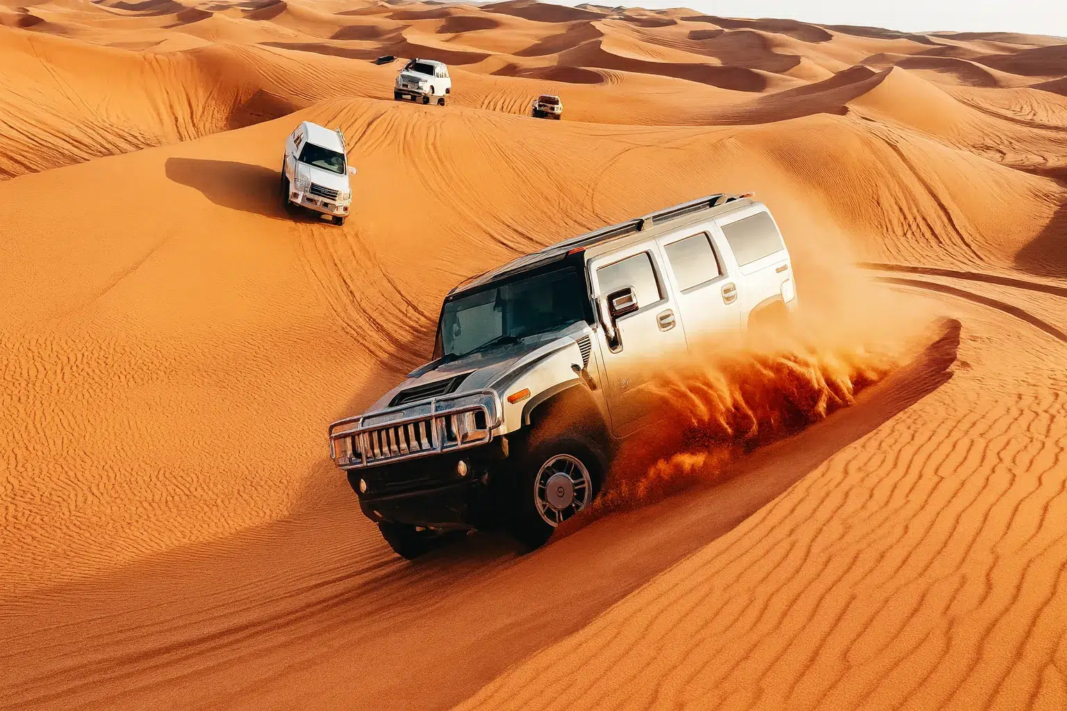 خودرو آفرود در حال حرکت روی شن‌های طلایی کویر در تور سافاری دبی