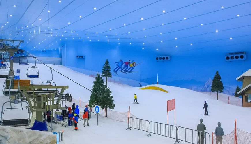 چشم‌انداز وسیع از پیست اسکی دبی با تله‌کابین و مسیرهای اسکی متنوع