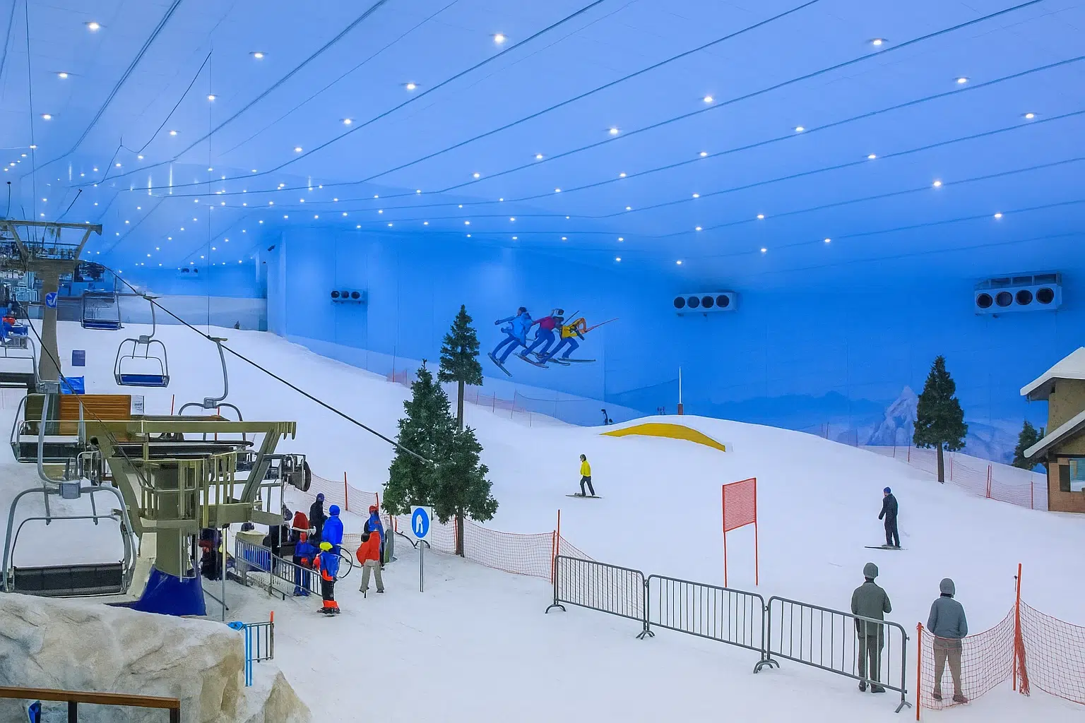 چشم‌انداز وسیع از پیست اسکی دبی با تله‌کابین و مسیرهای اسکی متنوع