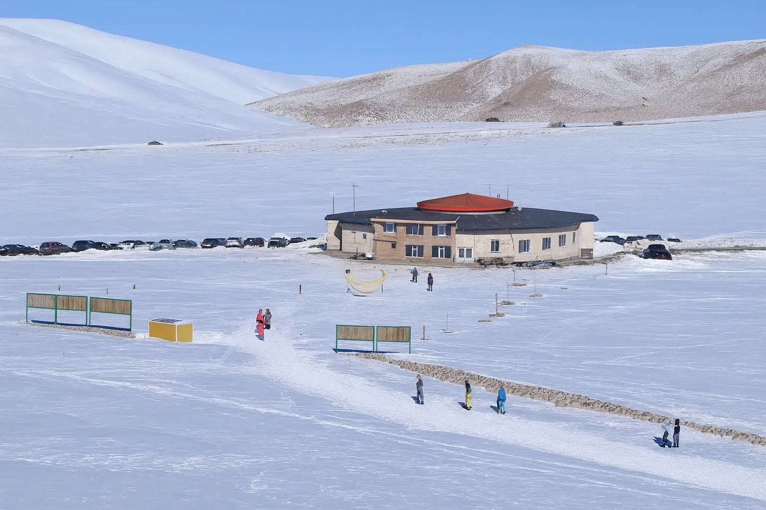 نمای روز روشن از پیست پولادکف در نزدیکی شیراز – پیست اسکی ایران